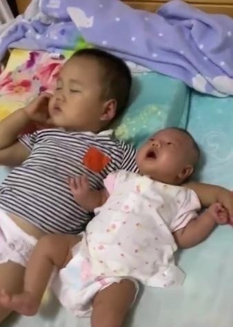 尿不湿|哥哥帮妈妈哄妹妹睡觉,结果成功哄睡自己,妈妈看到后哭笑不得