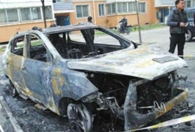 不懂事|熊孩子放火烧毁5辆车，车主要求赔偿，家长：算了吧，孩子不懂事