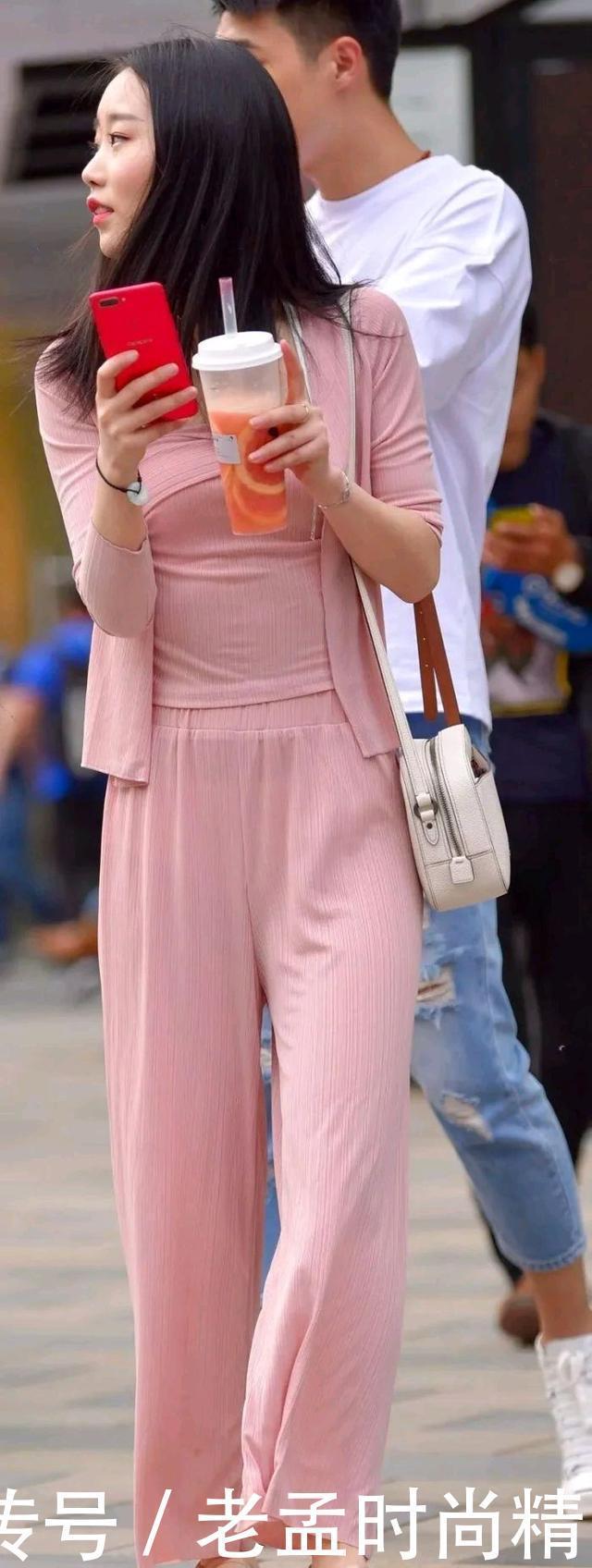 街拍:浅粉色阔腿裤,不仅能凸显小姐姐的温柔气质,还不挑身材,好驾驭
