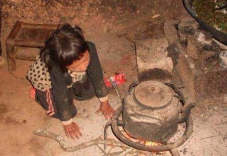 变形记|90后夫妻深山生9个娃:宝妈带孩子宝爸收入甚微,无知者无畏!