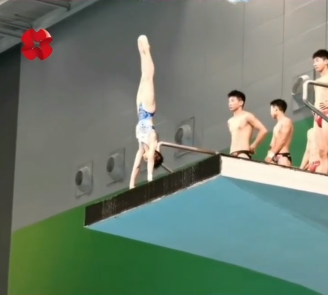 跳水|全紅嬋賽前訓練搶鏡!隨便一跳就是零水花?紅姐的表現讓記者佩服
