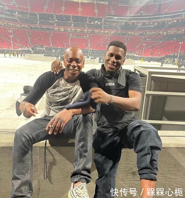 Gap 侃爷突袭卖货!全新YZY Gap、Donda周边信息释出!