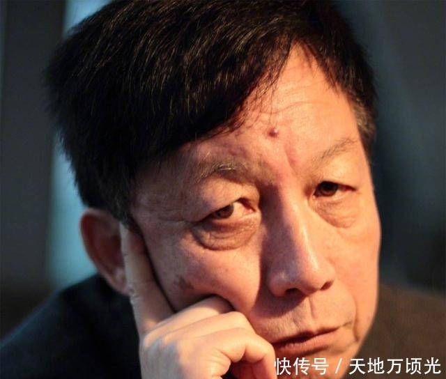 易中天中年:穷得连一块钱的烟也抽不起,只能带着女儿住30平老屋