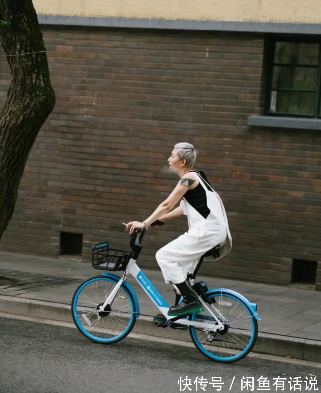 穿背带裤|60岁上海奶奶真时髦!穿背带裤骑单车出门,头上裹块花头巾好拉风