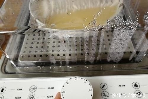 豆腐里打入两个鸡蛋,简单蒸一蒸,鲜嫩爽滑,营养健康特解馋