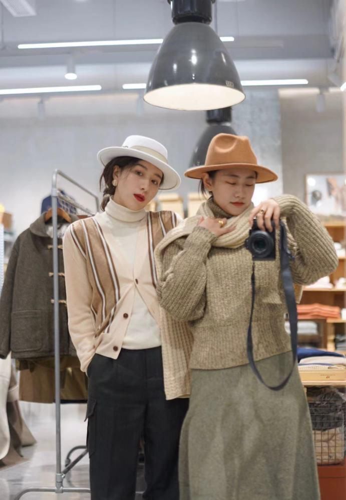 冬天想要有风度还要有温度，不要单一选面包服了，选叠穿也不错