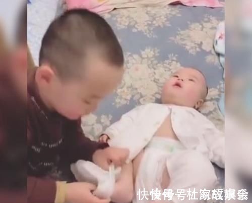 大耳朵图图|大宝给二宝耐心换衣服,接下来的一个举动暖化人心:满脸都是宠溺