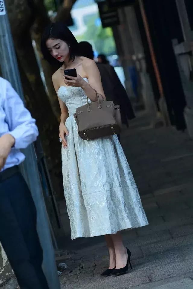 搭配|街拍小姐姐一件黑色的短款体恤搭配白色的短裤,少女感十足