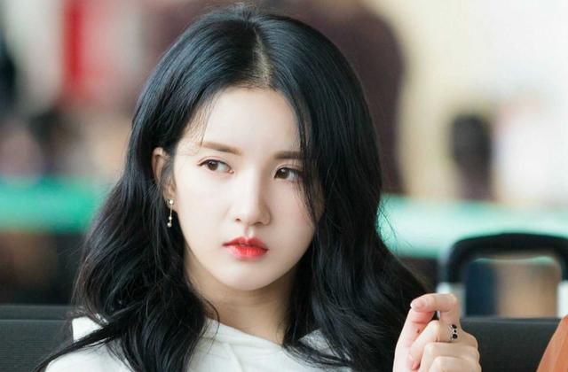 刘些宁录节目被调侃吃得多,但看完身材,网友:我感觉我不配吃饭