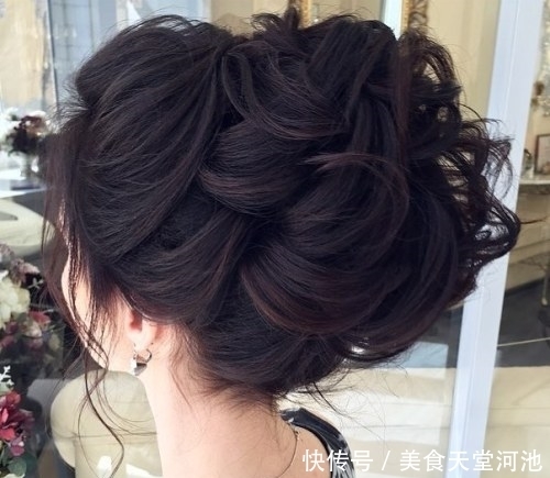 2021结婚季!33个优雅新娘的别致婚礼发型