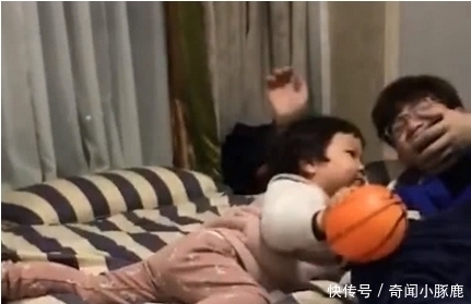 哥哥|哥哥正在看电视,妹妹趁着不注意偷亲一口,果然二胎开放没毛病