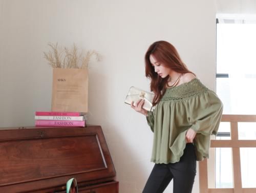 上衣|嫣然巧笑孙允珠暗绿色性感露肩透视雕花上衣修身显瘦紧身裤