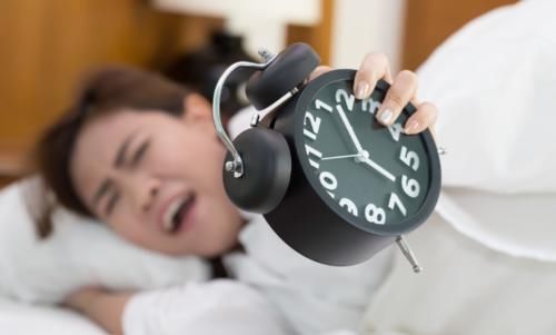 失眠|失眠绝非小事！老中医运用1招，让你沾床就睡，一觉天亮