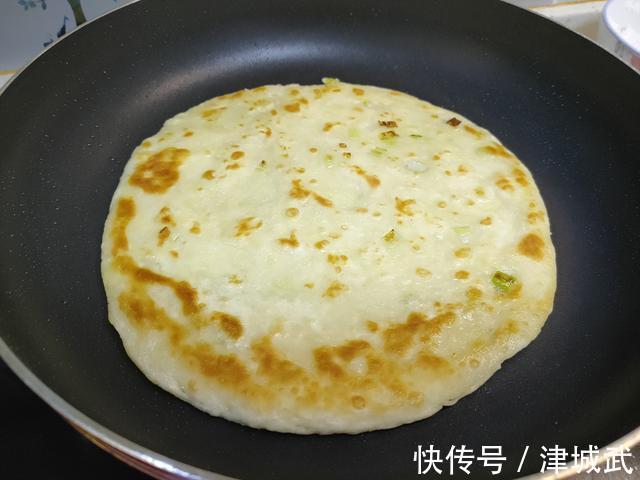做烙饼，开水烫面还是凉水和面？都不对，教你正确做法，柔软好吃