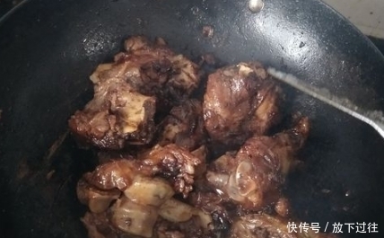 猪肉的这个部位要常买,十几元一斤,钙含量极高,老人小孩要常吃