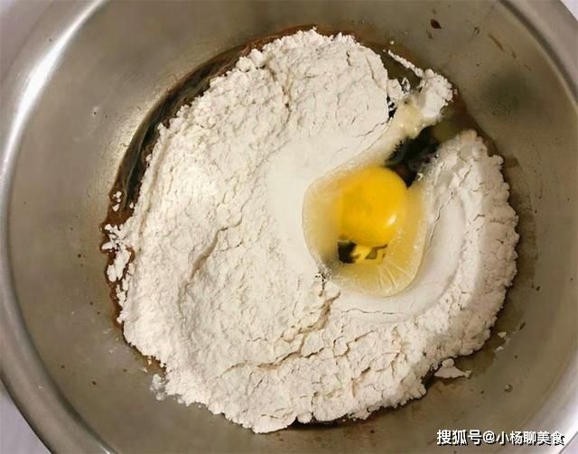 红糖发糕最简单的做法,搅一搅拌一拌,连手都不用沾面,蓬松香甜