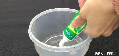 羽绒服送去干洗费时费钱,用这个小窍门,自己在家也能洗羽绒服