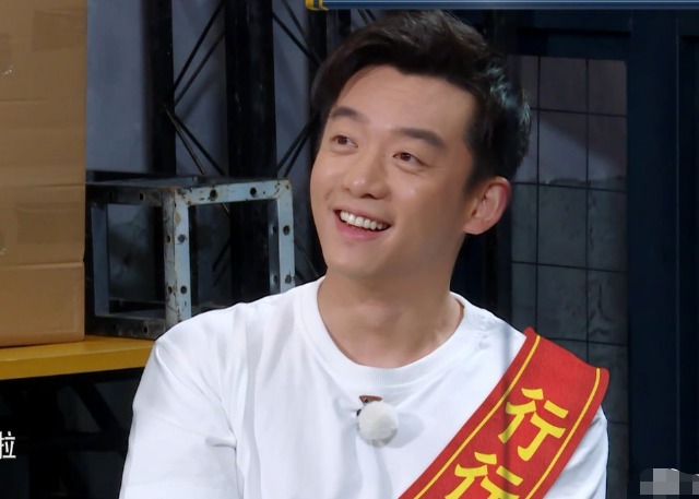 叫“郑恺”显得生疏,叫“恺哥”过于老套,导演的称呼好宠溺