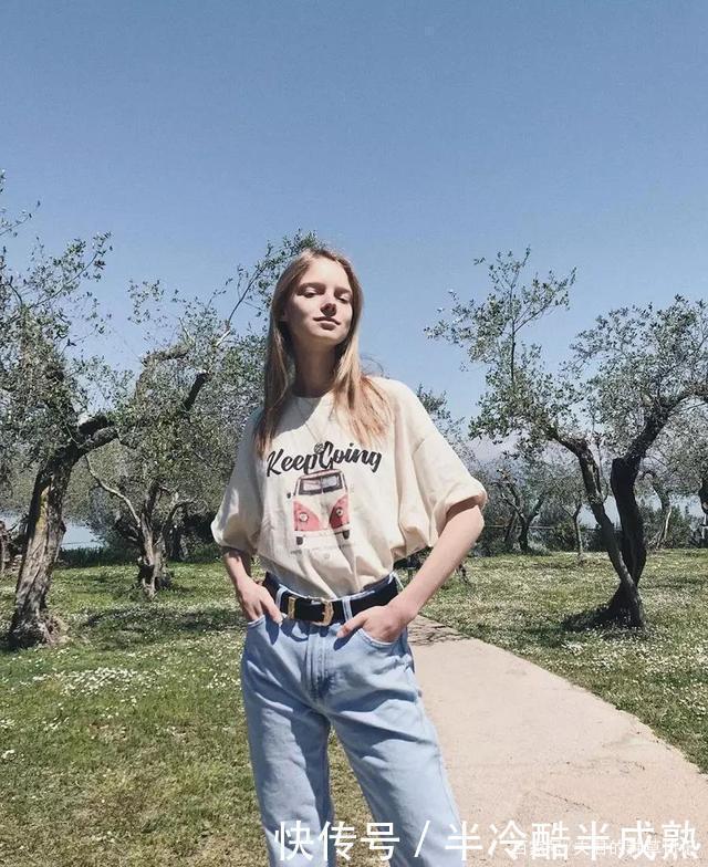 女人过了40岁,买短袖要谨记“3不要”,显得俗气廉价,谁穿谁丑