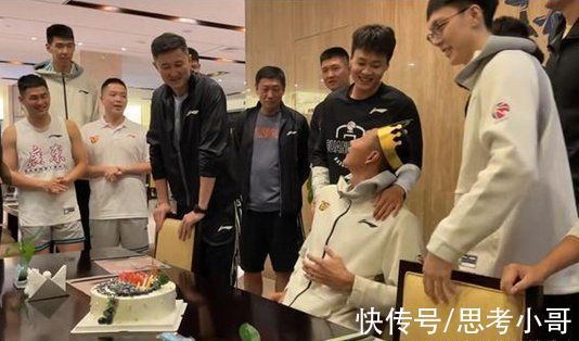 郭艾伦|郭艾伦被整蛊!杨鸣全程指挥,韩德君辅助,郭艾伦秒变“白无常”