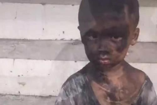 父母|幼儿园放学,俩“煤球”一直无人认领,亲妈崩溃足足找了10分钟