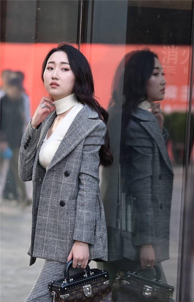 西服套装 灰色格子西服套装,搭配透明粗跟短靴,秋季穿着很独特的风格