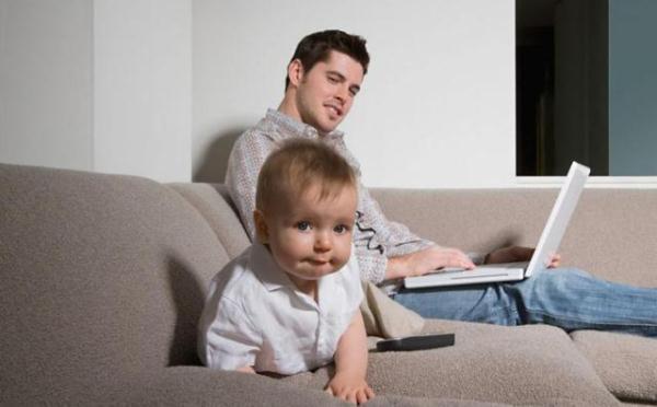 孩子|这爸妈带娃太“放飞自我”了,宝宝:可能我就是买电脑送的