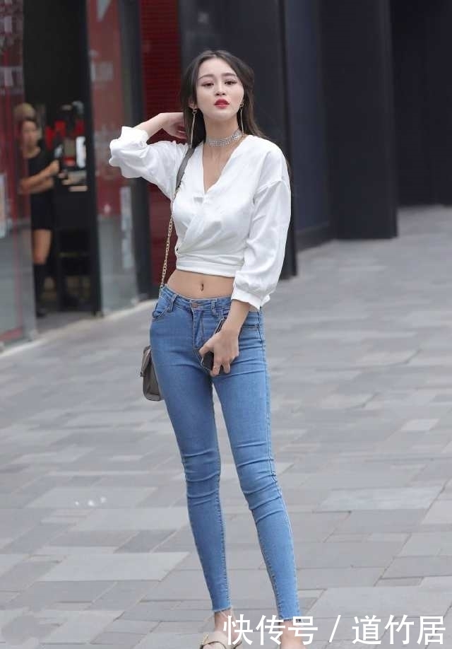 展现出|娥娜翩跹紧身牛仔裤美女,展现出优雅的身姿,网友:太有魅力!