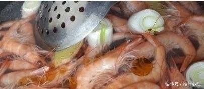 大虾|水煮虾时,有人放盐有人放醋,都不对,应该加点它,虾肉鲜嫩无腥味
