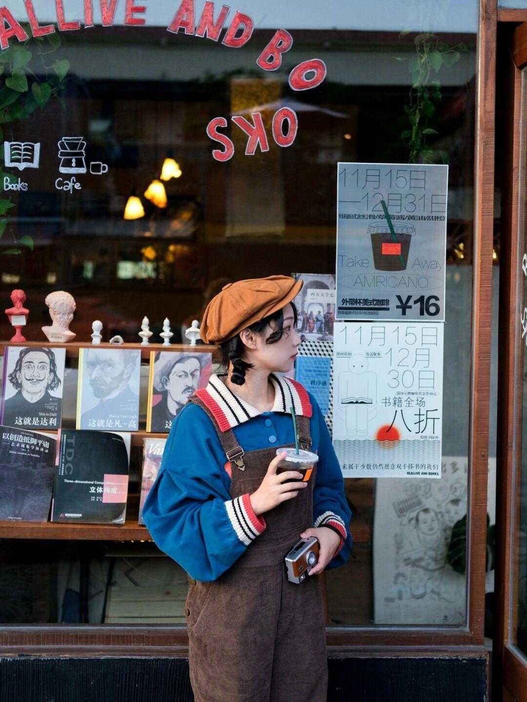 条绒|背带裤才是yyds!时髦精都爱这样穿搭,让你年轻10岁都不止