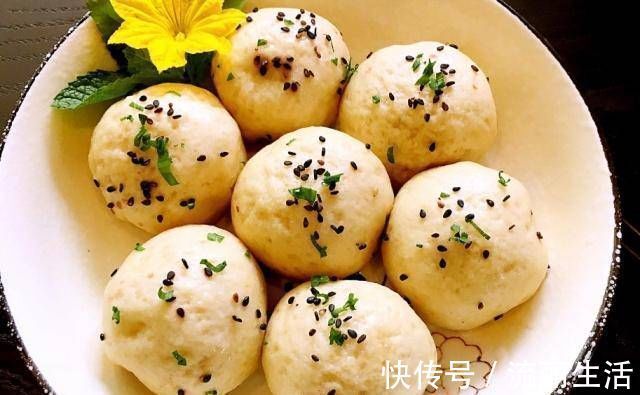 别再蒸馒头了，把它做成美味的生煎包，它们味道更好