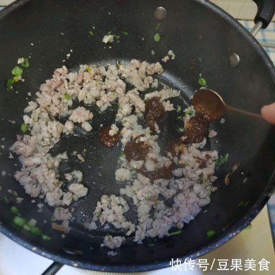 葱伴侣|#一勺葱伴侣，成就招牌美味#豆瓣酱生菜包