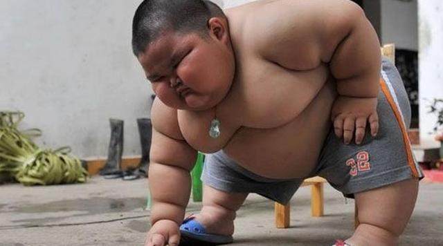 孩童|为何三岁孩童胖成一百五十斤家长说已经成瘾戒不掉!