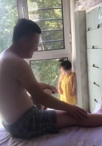 表妹|13个月姐姐打表妹后,被舅舅罚站,一脸委屈的小表情萌翻了