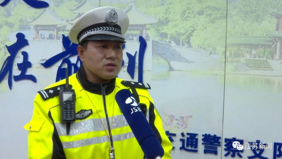 赵辉|交警晚上送外卖还求“别给差评”？真相是……