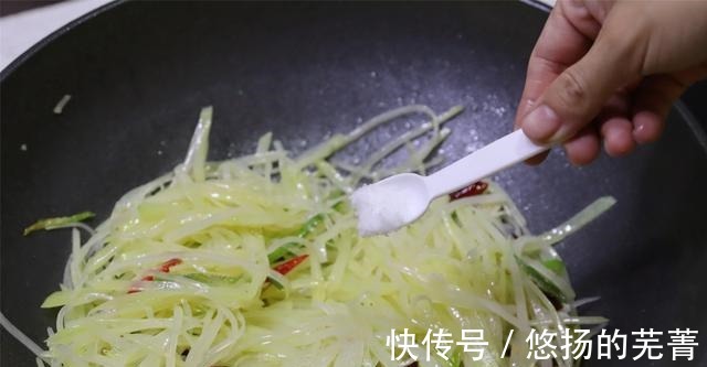 炒酸辣土豆丝，掌握放醋时间是关键，做对了随便炒也好吃！