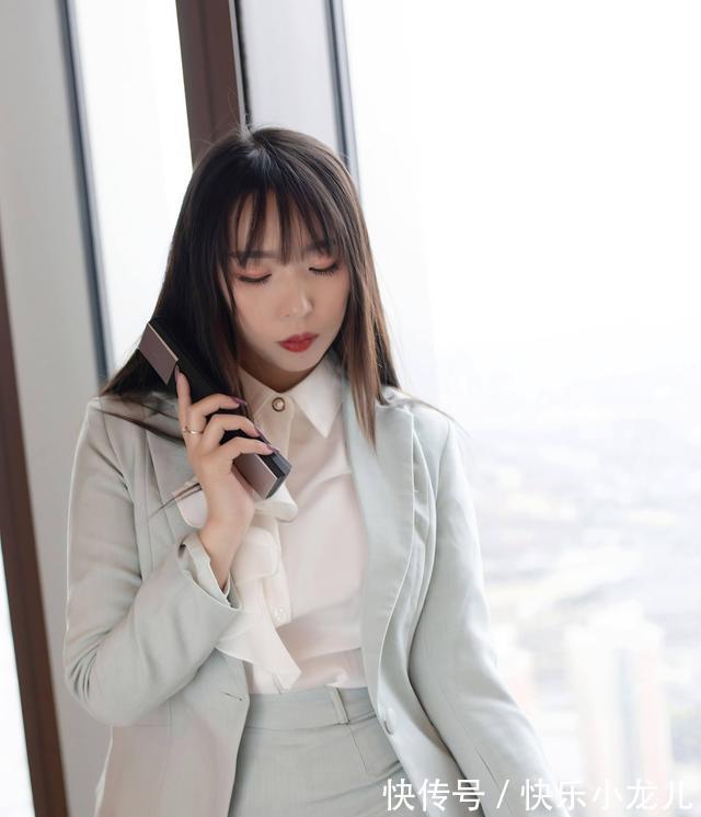 西装套装裙 西装套装裙搭配白色衬衫时尚大方，穿出清新飒爽的气质