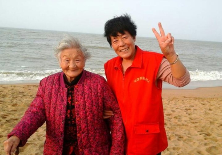 常回家看看|六旬老人不顾家人反对，用板车拉着90岁母亲，游遍中国