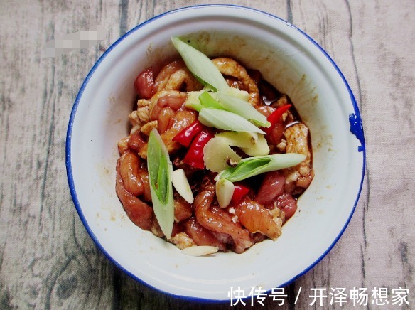 炸酥肉|炸酥肉时,关键是这2步,灵魂调料不能少,香酥可口,不腥不油腻