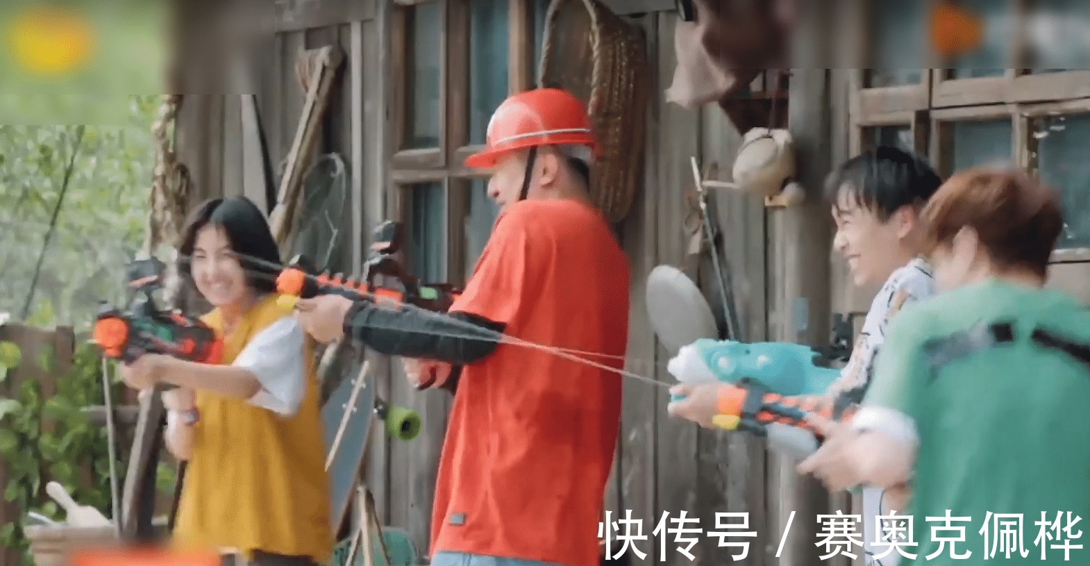 何炅|向往5下期玩泼水,张艺兴成“围攻对象”,黄渤的做法展现真感情