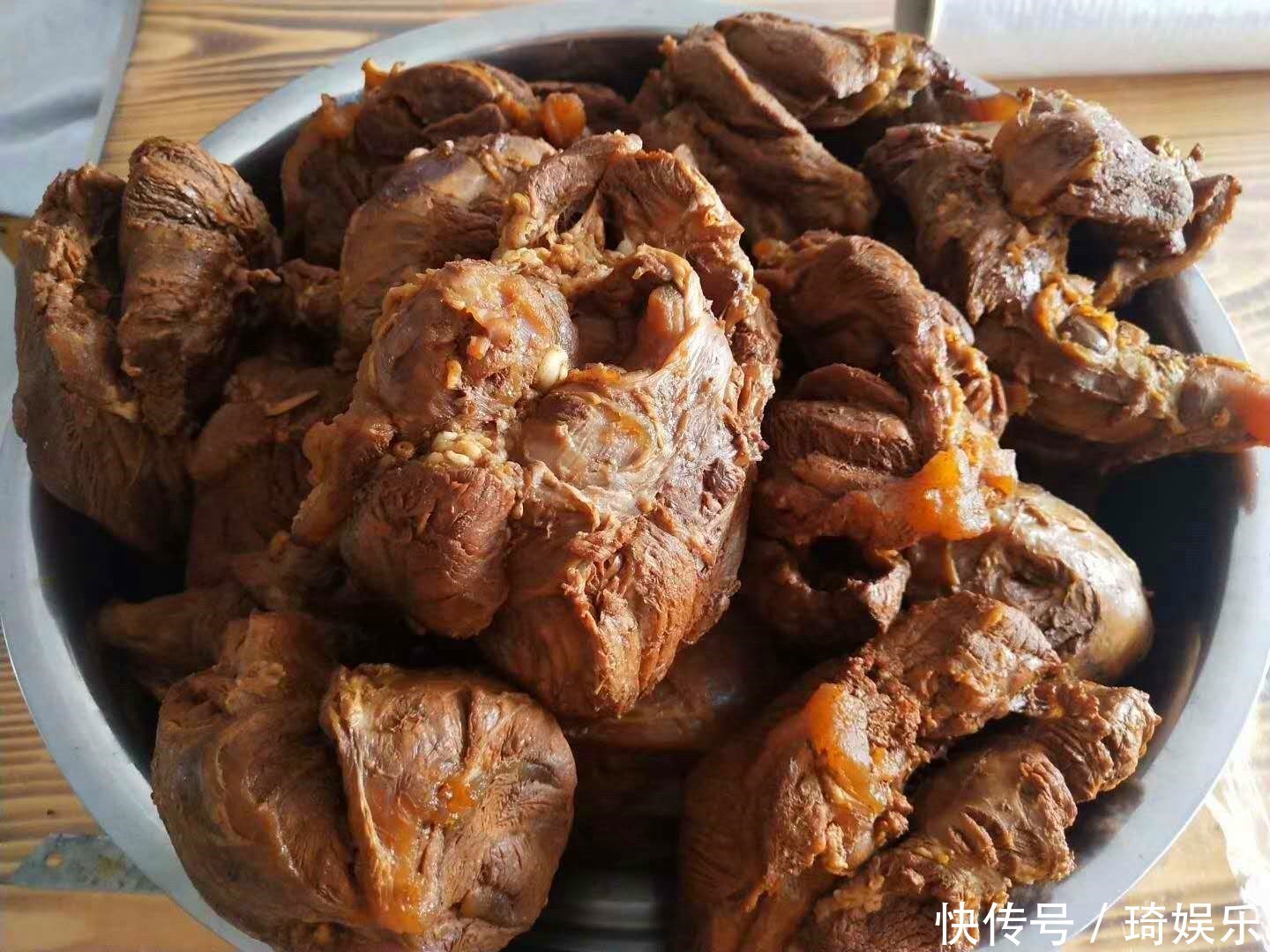 晒70后空巢中年人的午餐，1个人吃饭也不糊弄，网友精致的男人