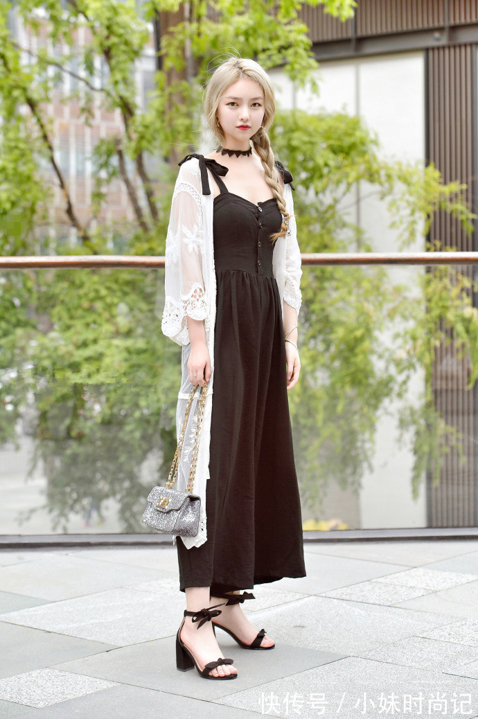 街拍 成都街拍,雪纺纱连衣裙与尖头高跟鞋的搭配,性感又不失魅力