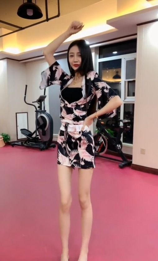 穿着|穿着包臀裙来健身房,这不合适吧!