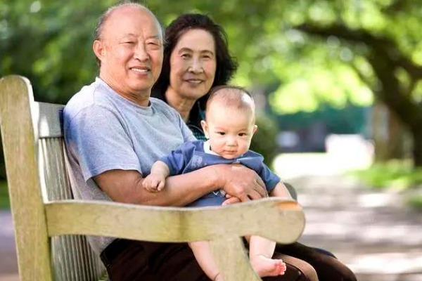 姥姥|一位姥姥的忠告别轻易给女儿带娃,心疼女儿的老人,为何后悔了