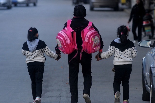 高龄|晚年丧女,6旬老人不听劝告生双胞胎女儿,11年过去,现怎样了