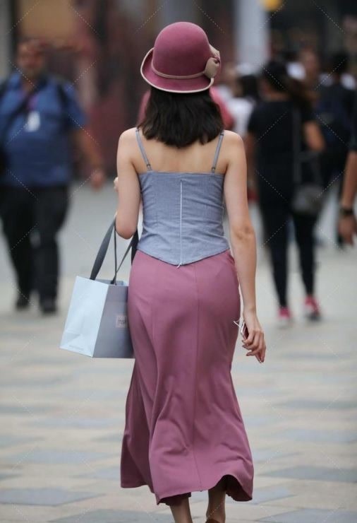 穿搭 墨绿色的无袖上衣,搭配黑色九分裤,整体给人简单清爽利落感觉