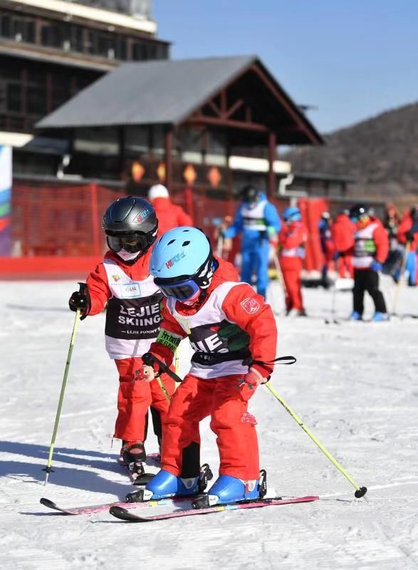 教学|八达岭滑雪场开板 推“免费教、免费滑”活动