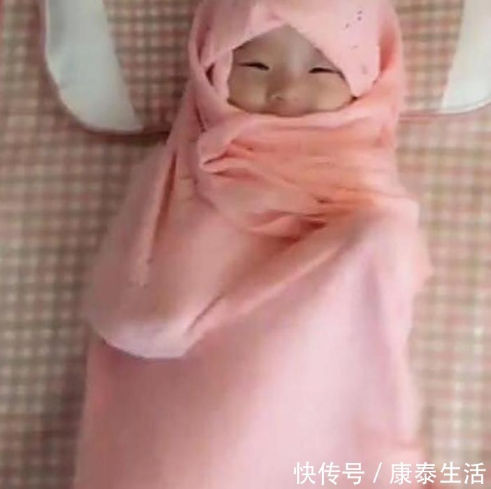 粽子|妹妹睡午觉把被子踢了,哥哥怕妹妹冷裹成“粽子”,网友:萌化了