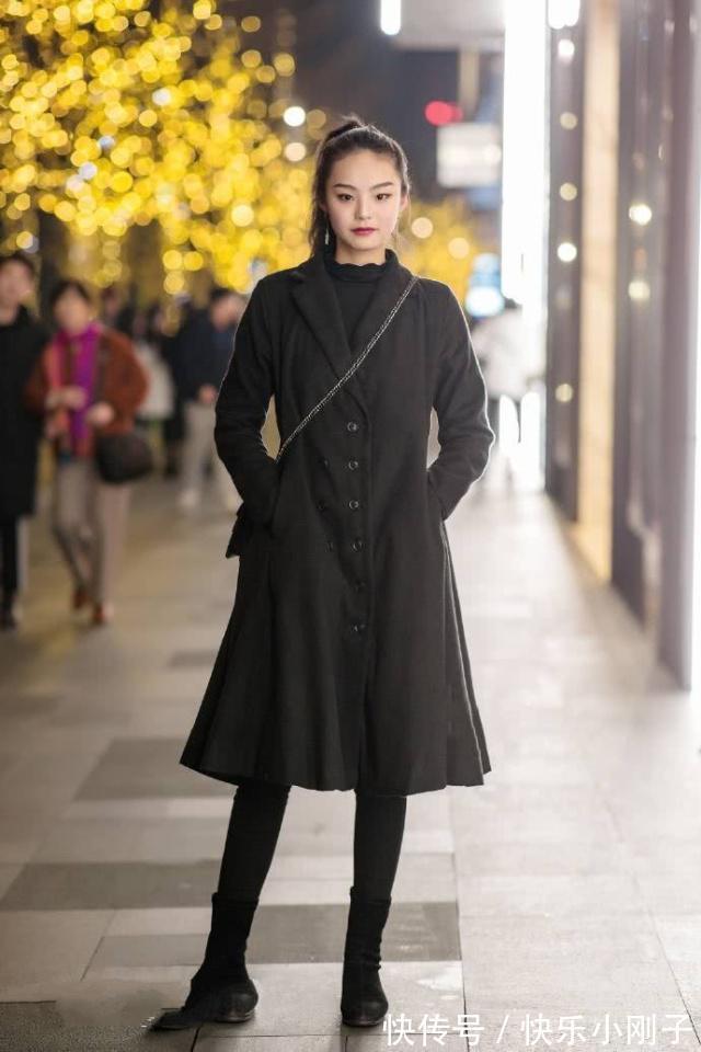 小姐姐 皮草背心搭配打底裤,唯美的姿态,很显青春活力的气质感