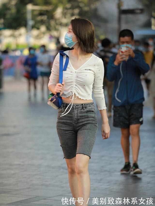 小姐姐 夏季清爽又修身的牛仔骑行裤，穿出了年轻的美，时尚有范又好看